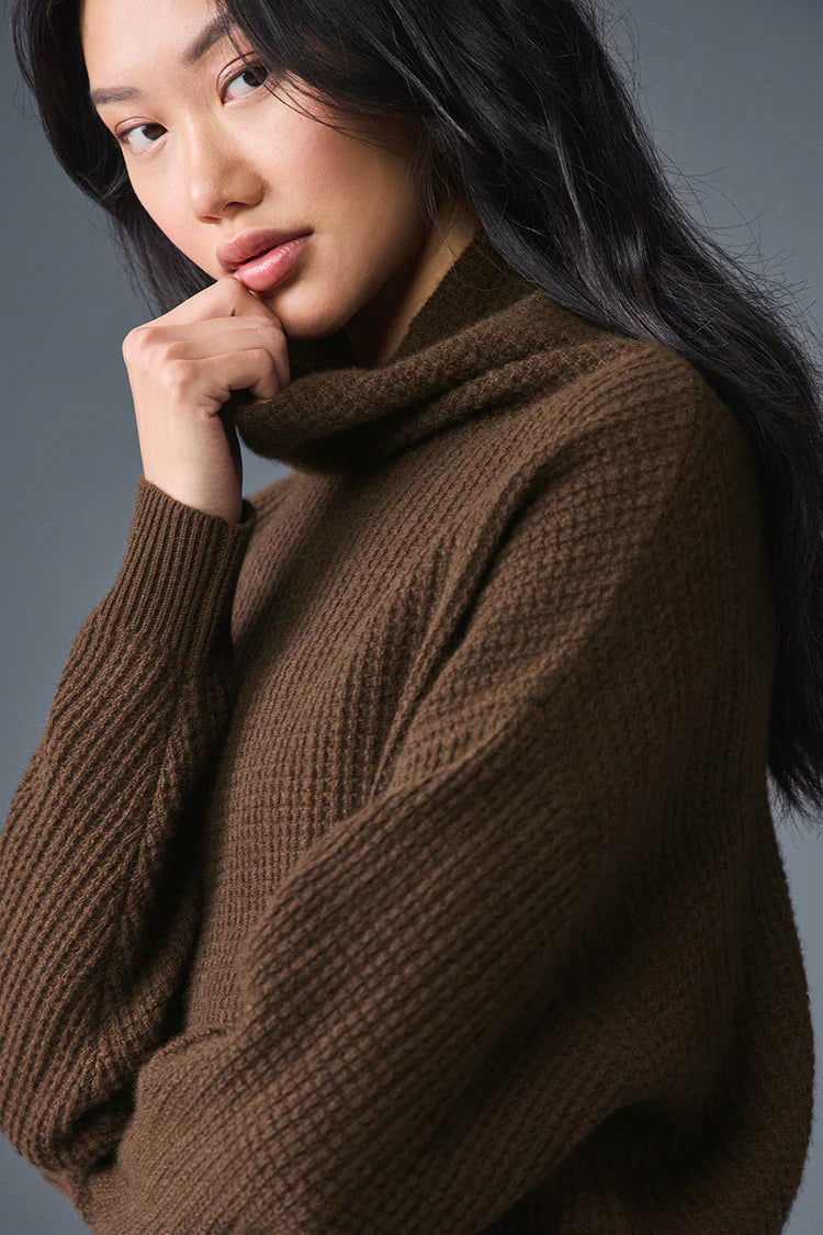 NWT ALO Yoga Womens Cashmere Plush Waffle Cropped Long Sleeve Pullover Turtlneck sz M Espresso Brown