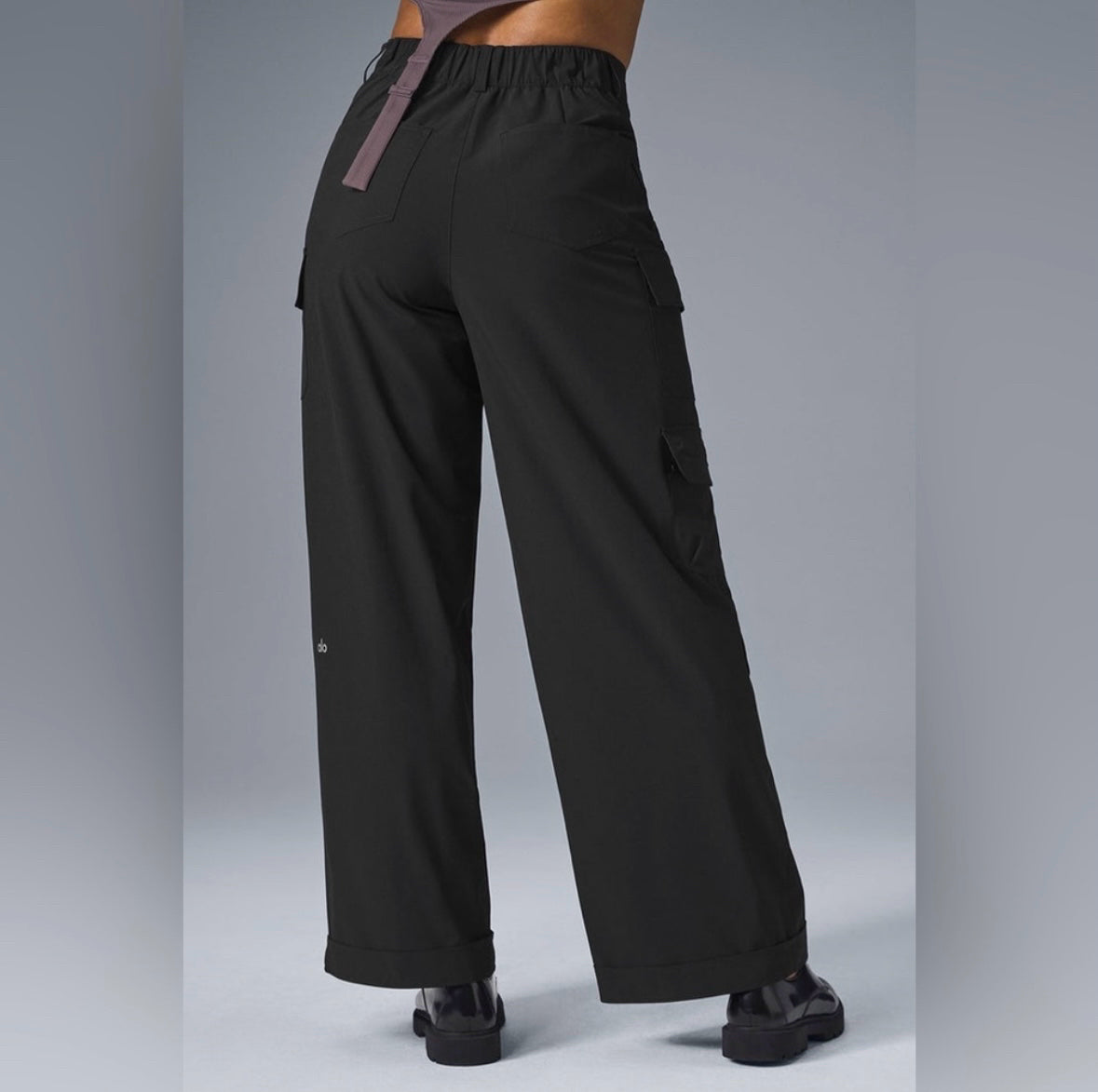 NWT Alo Yoga Mid Rise Workwear Black Cargo Womens Pants Sz M
