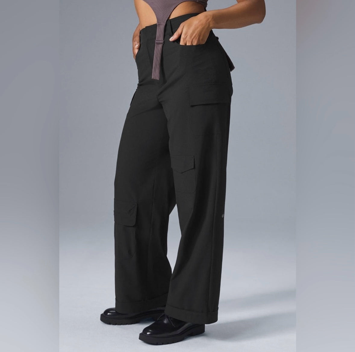 NWT Alo Yoga Mid Rise Workwear Black Cargo Womens Pants Sz M